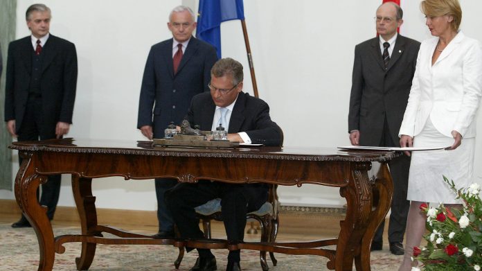Podpisanie przez prezydenta Aleksandra Kwaśniewskiego traktatu o przystąpieniu Polski do Unii Europejskiej Ekantor.pl wywmian walut euro