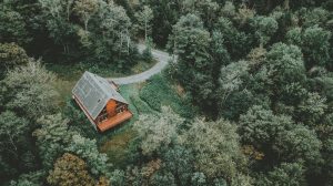 Gdzie-na-tani-i-bezpieczny-weekend-w-dobie-COVID-domek-slowhop-ekantor