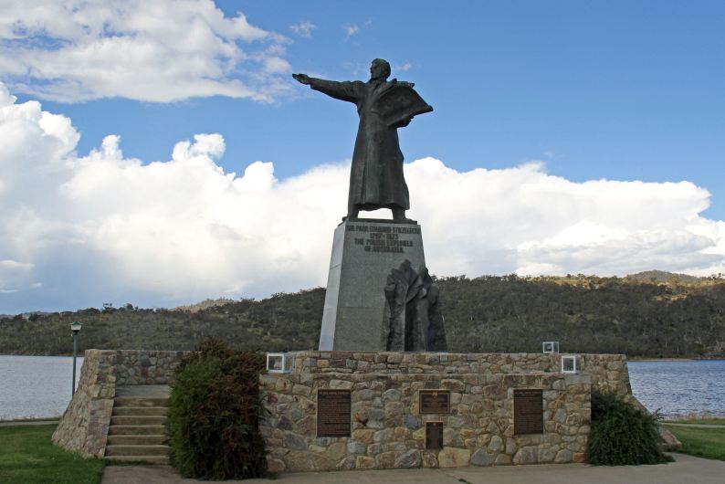 Sir Pawel Edmund de Strzelecki statue - pomnik poświęcony Strzeleckiemu w Jindabyne, Australia
